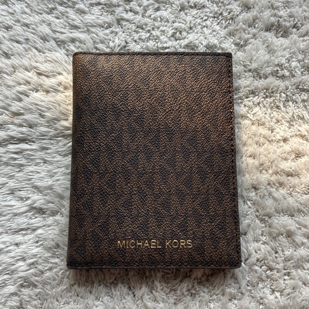 Brand new Michael Kors wallet I’m his signature print